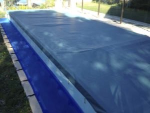 Shutdown cover fitted to wet-edge pool