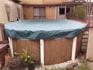 Shutdown cover fitted to above-ground pool