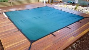 Fitted sandpit cover – adjustable straps